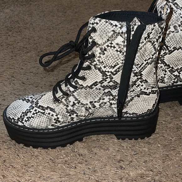 Size 8 / H&M snakeskin platform boots / Never worn - Picture 3 of 4